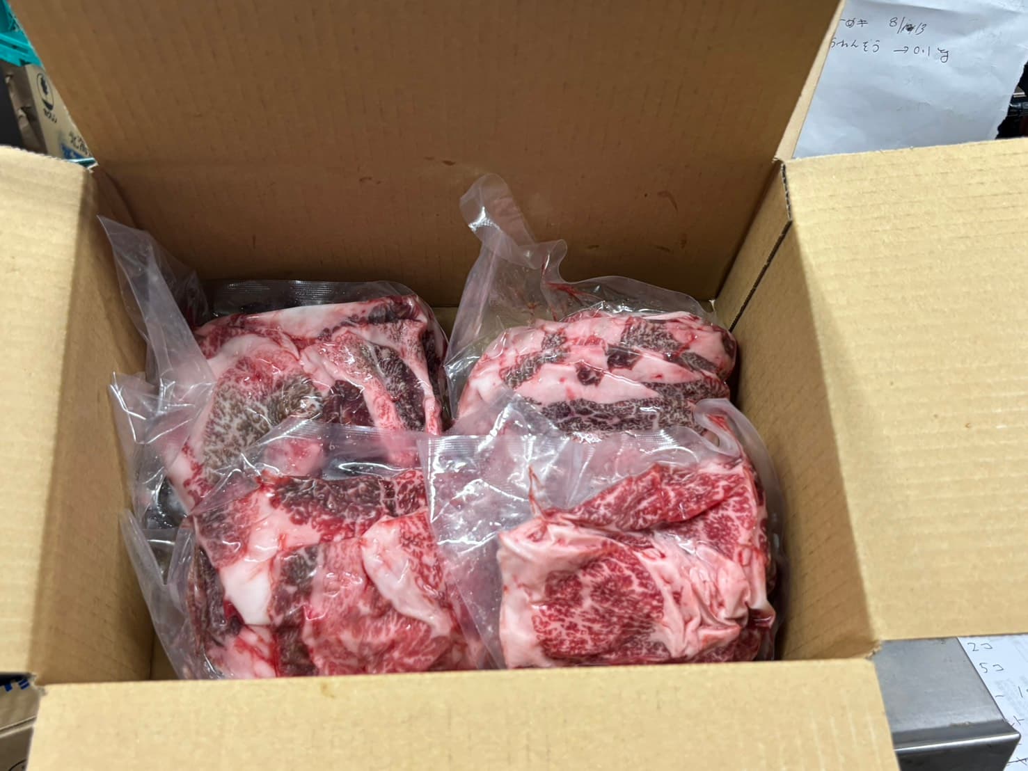 250g小分けパック4個を箱に入れた1kgの発送荷姿
